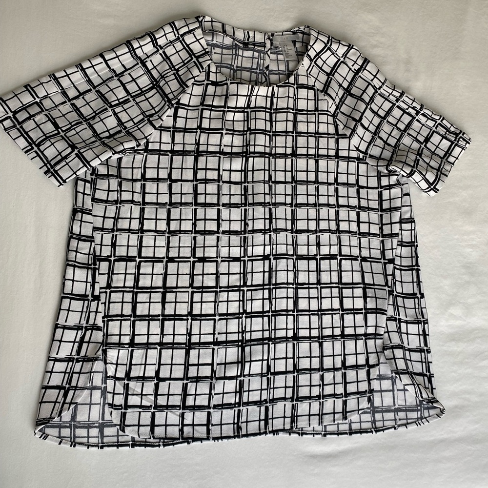 H&M Black & White Scoop Neck Short Sleeve Blouse. Geometric Plaid Pattern. Sz 14